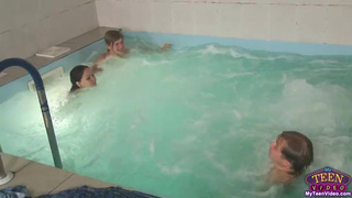 Два пацана трахают барышню в бассейне